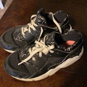 Girls Nike Huarache Black